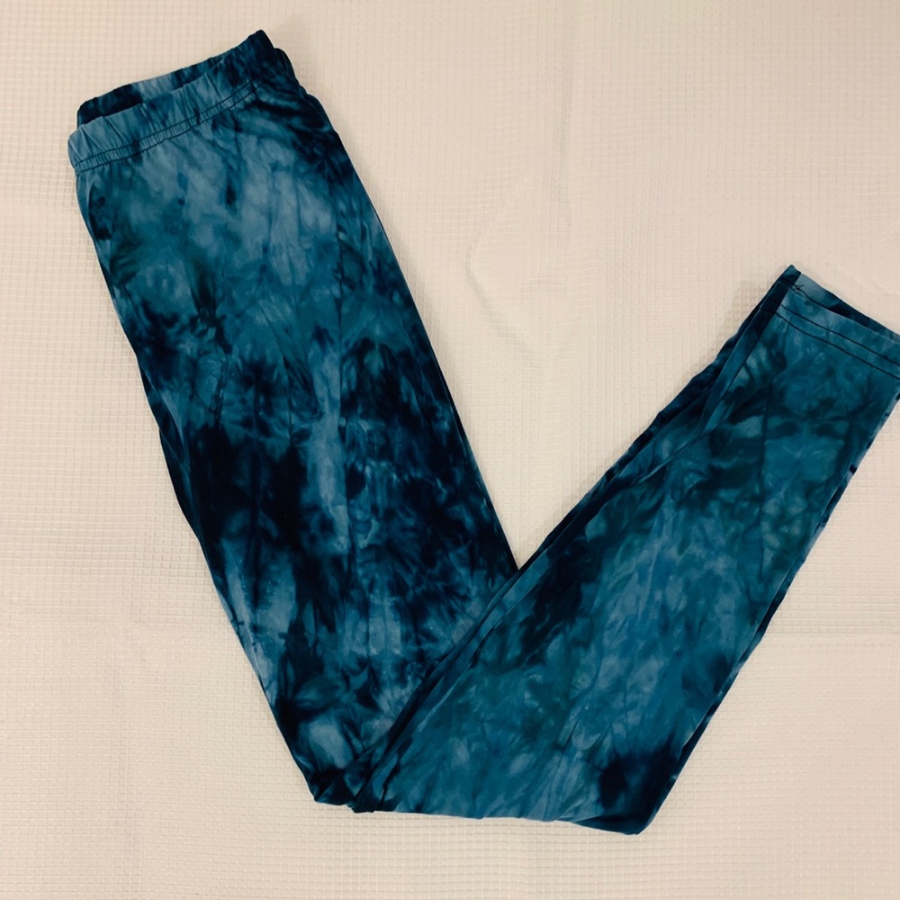 Butter soft leggings one size fits sizes 0-12.